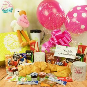 Desayuno especial para nacimiento de niña con cigueña de peluche